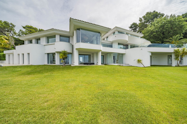 villa in Cannes : Rent incredible 11 bedroom mansion in the hills of Cannes with breathtaking sea views, huge gardens and tennis court - Photo 26
