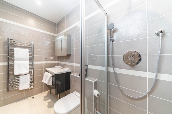 apartment in Cannes : Rent modern 2 bedroom apartment within 5 min walking distance to the Palais - Photo 34