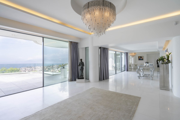 villa in Cannes : Rent incredible 11 bedroom mansion in the hills of Cannes with breathtaking sea views, huge gardens and tennis court - Photo 14