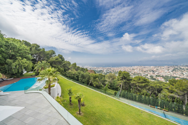 villa in Cannes : Rent incredible 11 bedroom mansion in the hills of Cannes with breathtaking sea views, huge gardens and tennis court - Photo 6
