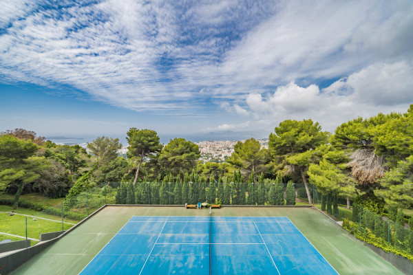villa in Cannes : Rent incredible 11 bedroom mansion in the hills of Cannes with breathtaking sea views, huge gardens and tennis court - Photo 25