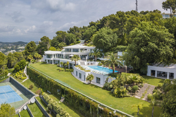 villa in Cannes : Rent incredible 11 bedroom mansion in the hills of Cannes with breathtaking sea views, huge gardens and tennis court - Photo 2