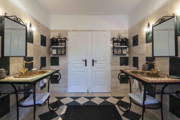 villa in Gassin : Rent majestic 7-bedroom villa  with swimming pool and staff apartment  in Saint Tropez - Photo 54