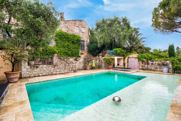 villa in Mougins : Rent fantastic 5 bedroom villa with swimming pool and separate studio in the heart of Mougins - Photo 0