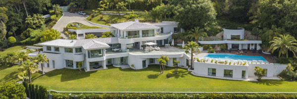 villa in Cannes : Rent incredible 11 bedroom mansion in the hills of Cannes with breathtaking sea views, huge gardens and tennis court - Photo 37