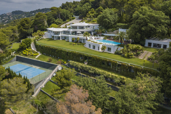 villa in Cannes : Rent incredible 11 bedroom mansion in the hills of Cannes with breathtaking sea views, huge gardens and tennis court - Photo 39