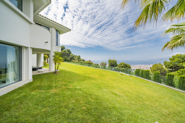villa in Cannes : Rent incredible 11 bedroom mansion in the hills of Cannes with breathtaking sea views, huge gardens and tennis court - Photo 22