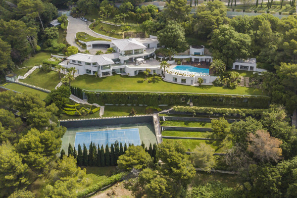 villa in Cannes : Rent incredible 11 bedroom mansion in the hills of Cannes with breathtaking sea views, huge gardens and tennis court - Photo 1