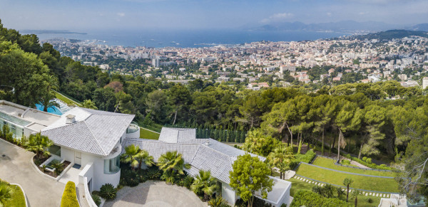 villa in Cannes : Rent incredible 11 bedroom mansion in the hills of Cannes with breathtaking sea views, huge gardens and tennis court - Photo 34