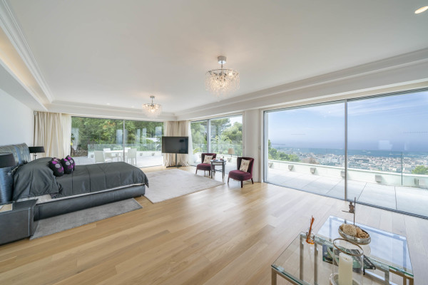 villa in Cannes : Rent incredible 11 bedroom mansion in the hills of Cannes with breathtaking sea views, huge gardens and tennis court - Photo 15