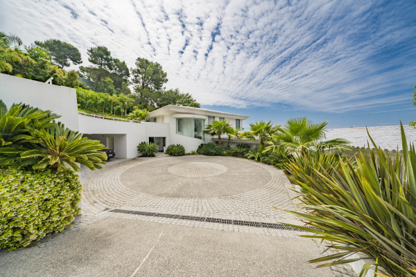 villa in Cannes : Rent incredible 11 bedroom mansion in the hills of Cannes with breathtaking sea views, huge gardens and tennis court - Photo 20