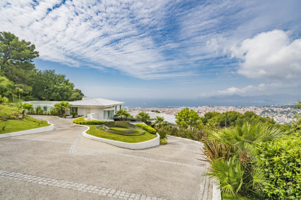 villa in Cannes : Rent incredible 11 bedroom mansion in the hills of Cannes with breathtaking sea views, huge gardens and tennis court - Photo 18