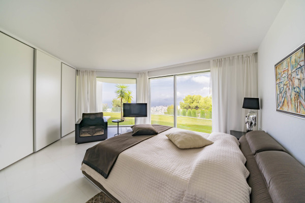 villa in Cannes : Rent incredible 11 bedroom mansion in the hills of Cannes with breathtaking sea views, huge gardens and tennis court - Photo 32