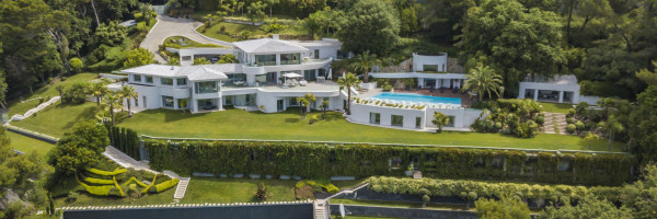 villa in Cannes : Rent incredible 11 bedroom mansion in the hills of Cannes with breathtaking sea views, huge gardens and tennis court - Photo 38