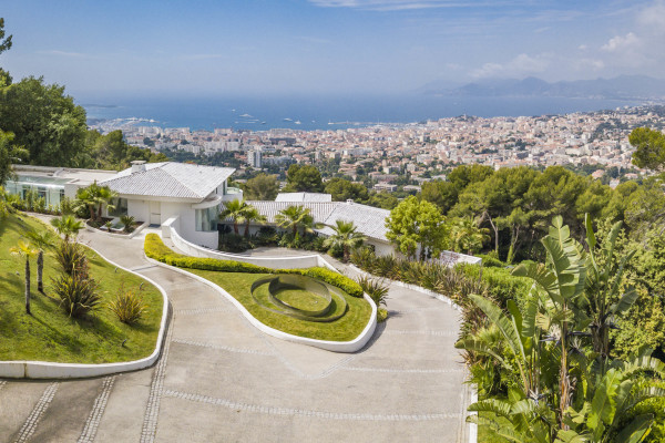 villa in Cannes : Rent incredible 11 bedroom mansion in the hills of Cannes with breathtaking sea views, huge gardens and tennis court - Photo 41