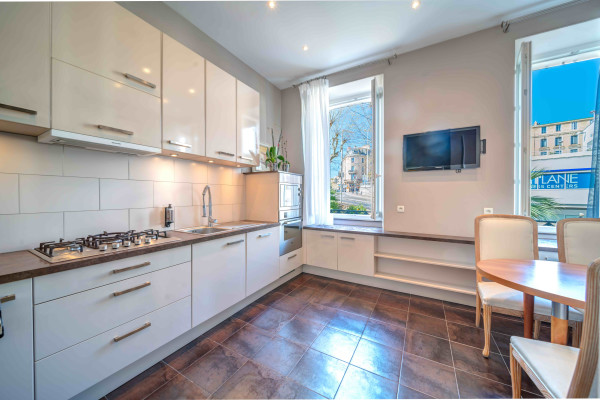 apartment in Cannes : Rent gorgeous 4 bedroom apartment within 5 minutes walk to the Palais - Photo 6
