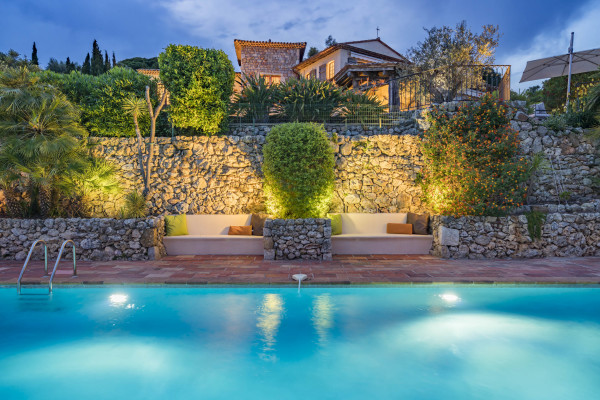 villa in Mougins : Rent beautiful Bastide located in a private domaine, with 6 bedrooms, tennis court and sea views. - Photo 40