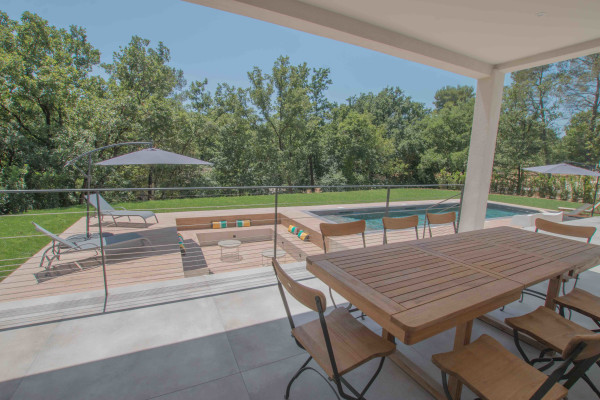 villa in Châteauneuf-Grasse : Rent superb 4-bedroom villa with swimming pool close to Valbonne and a quick 10 minute drive to Mougins school - Photo 4