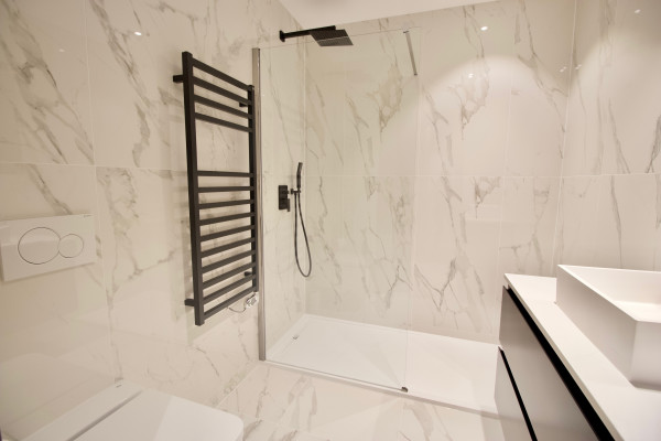 apartment in Cannes : Rent fantastic 3-bedroom apartment in Cannes within seconds from the Croisette and 3 minutes to the Palais des Festivals - Photo 9