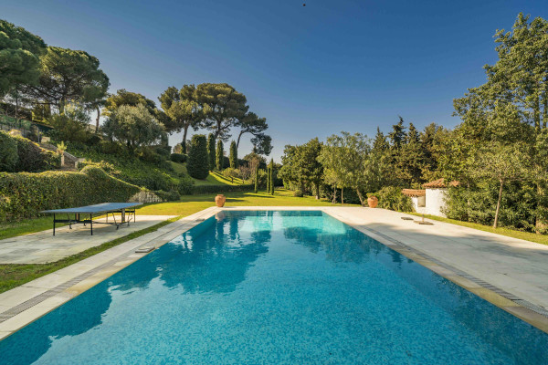 villa in Cap d'Antibes : Rent modern 6 bedroom villa on the Cap d'Antibes with heatet pool and sea view - Photo 19