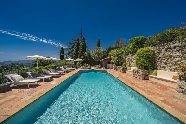 villa in Mougins : Rent beautiful Bastide located in a private domaine, with 6 bedrooms, tennis court and sea views. - Photo 9