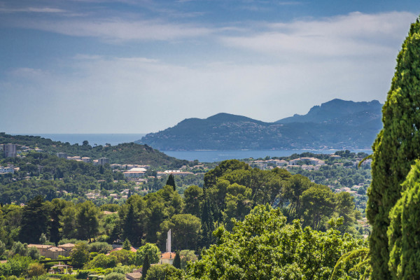 villa in Mougins : Rent beautiful Bastide located in a private domaine, with 6 bedrooms, tennis court and sea views. - Photo 3