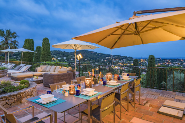 villa in Mougins : Rent beautiful Bastide located in a private domaine, with 6 bedrooms, tennis court and sea views. - Photo 38