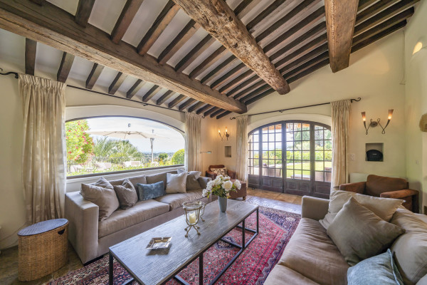 villa in Mougins : Rent beautiful Bastide located in a private domaine, with 6 bedrooms, tennis court and sea views. - Photo 21