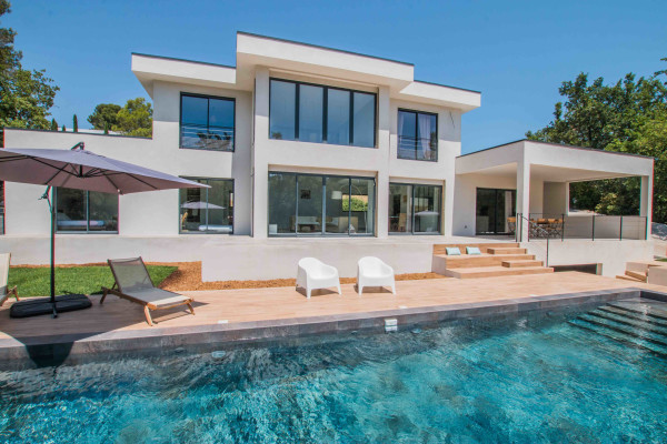 villa in Châteauneuf-Grasse : Rent superb 4-bedroom villa with swimming pool close to Valbonne and a quick 10 minute drive to Mougins school - Photo 1