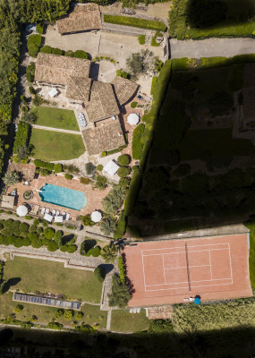 villa in Mougins : Rent beautiful Bastide located in a private domaine, with 6 bedrooms, tennis court and sea views. - Photo 44