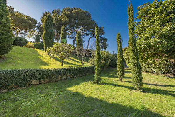 villa in Cap d'Antibes : Rent modern 6 bedroom villa on the Cap d'Antibes with heatet pool and sea view - Photo 21