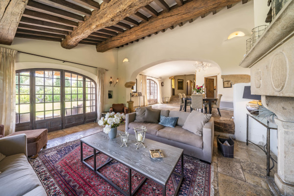 villa in Mougins : Rent beautiful Bastide located in a private domaine, with 6 bedrooms, tennis court and sea views. - Photo 22