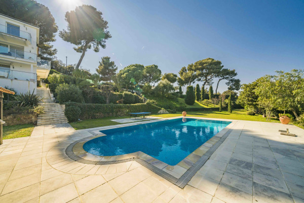 villa in Cap d'Antibes : Rent modern 6 bedroom villa on the Cap d'Antibes with heatet pool and sea view - Photo 7