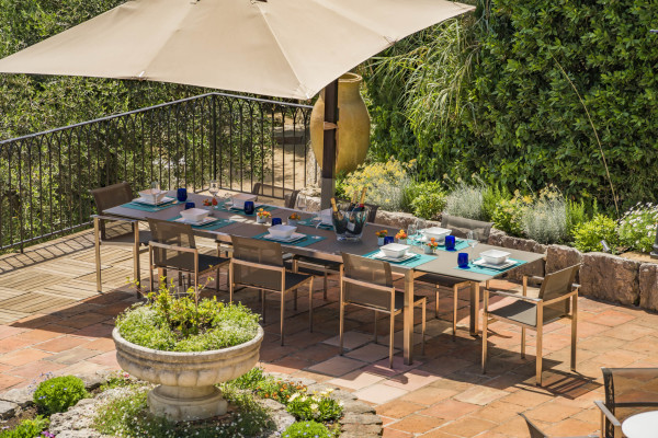 villa in Mougins : Rent beautiful Bastide located in a private domaine, with 6 bedrooms, tennis court and sea views. - Photo 12