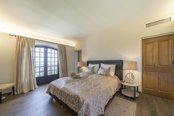 villa in Mougins : Rent beautiful Bastide located in a private domaine, with 6 bedrooms, tennis court and sea views. - Photo 24