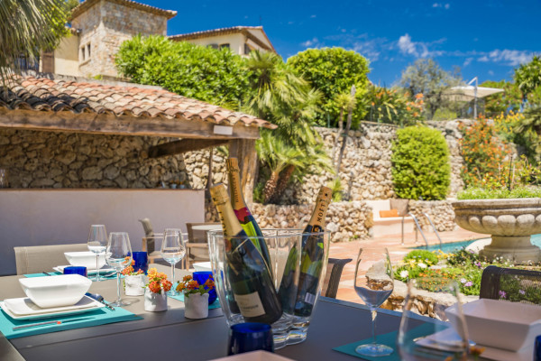 villa in Mougins : Rent beautiful Bastide located in a private domaine, with 6 bedrooms, tennis court and sea views. - Photo 16