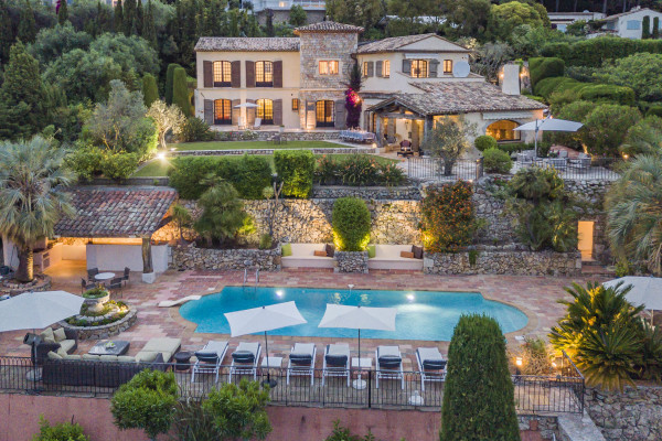 villa in Mougins : Rent beautiful Bastide located in a private domaine, with 6 bedrooms, tennis court and sea views. - Photo 19