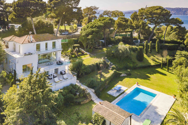 villa in Cap d'Antibes : Rent modern 6 bedroom villa on the Cap d'Antibes with heatet pool and sea view - Photo 1