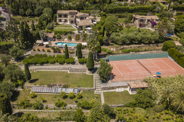 villa in Mougins : Rent beautiful Bastide located in a private domaine, with 6 bedrooms, tennis court and sea views. - Photo 4