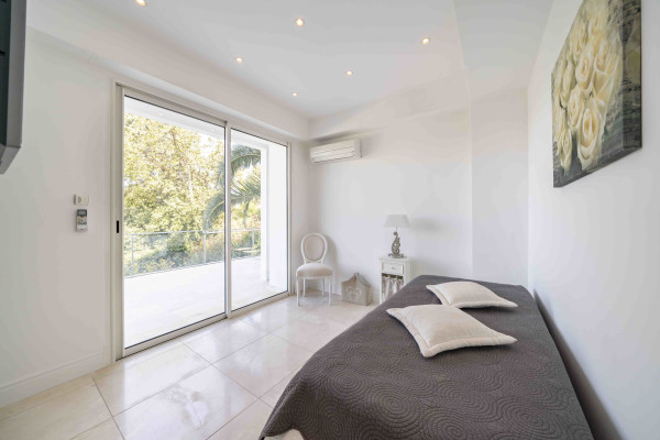 villa in Cap d'Antibes : Rent modern 6 bedroom villa on the Cap d'Antibes with heatet pool and sea view - Photo 11