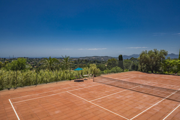 villa in Mougins : Rent beautiful Bastide located in a private domaine, with 6 bedrooms, tennis court and sea views. - Photo 17