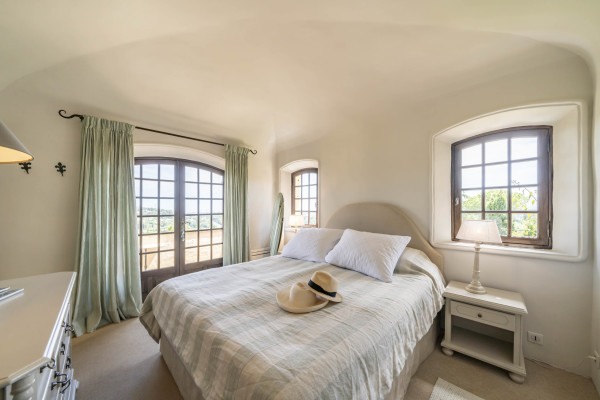 villa in Mougins : Rent beautiful Bastide located in a private domaine, with 6 bedrooms, tennis court and sea views. - Photo 31
