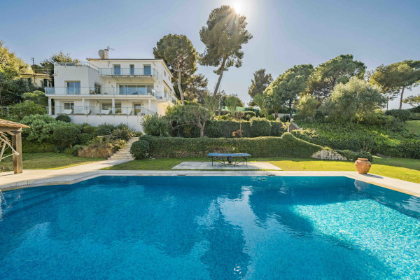 villa in Cap d'Antibes : Rent modern 6 bedroom villa on the Cap d'Antibes with heatet pool and sea view - Photo 8