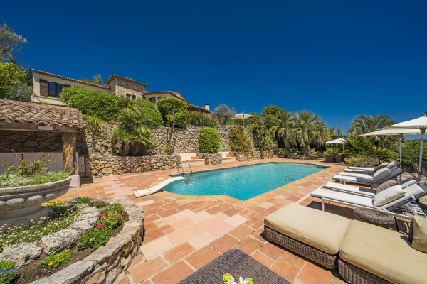 villa in Mougins : Rent beautiful Bastide located in a private domaine, with 6 bedrooms, tennis court and sea views. - Photo 11