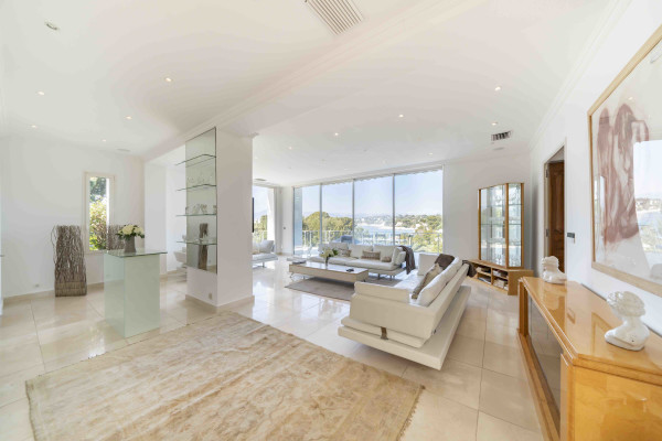 villa in Cap d'Antibes : Rent modern 6 bedroom villa on the Cap d'Antibes with heatet pool and sea view - Photo 15