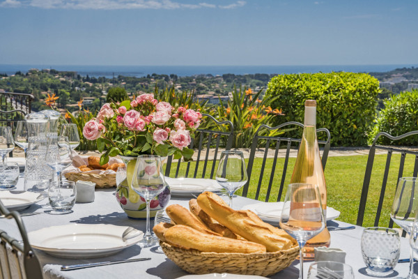 villa in Mougins : Rent beautiful Bastide located in a private domaine, with 6 bedrooms, tennis court and sea views. - Photo 6