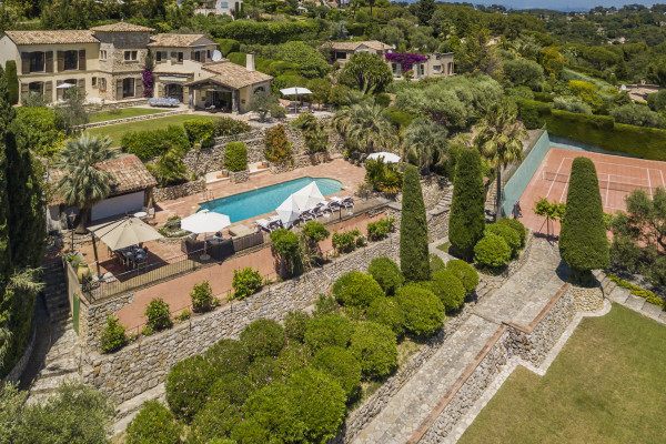 villa in Mougins : Rent beautiful Bastide located in a private domaine, with 6 bedrooms, tennis court and sea views. - Photo 43