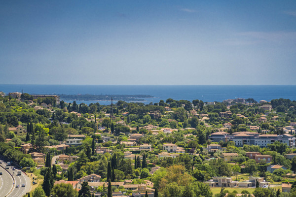 villa in Mougins : Rent beautiful Bastide located in a private domaine, with 6 bedrooms, tennis court and sea views. - Photo 20