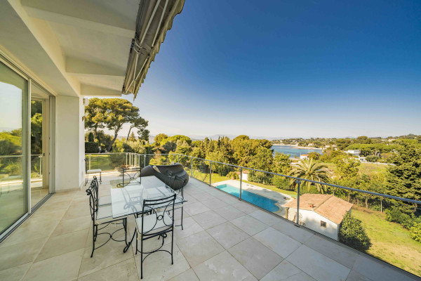 villa in Cap d'Antibes : Rent modern 6 bedroom villa on the Cap d'Antibes with heatet pool and sea view - Photo 18