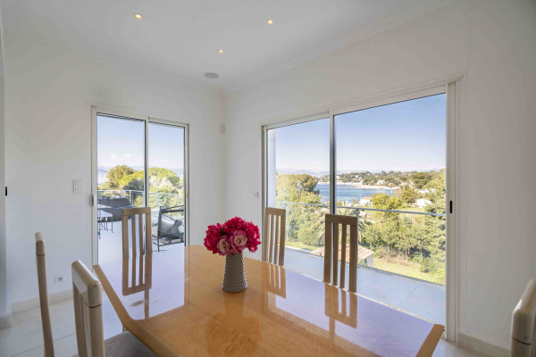 villa in Cap d'Antibes : Rent modern 6 bedroom villa on the Cap d'Antibes with heatet pool and sea view - Photo 16